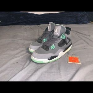 Jordan’s retro 4’s green glow
